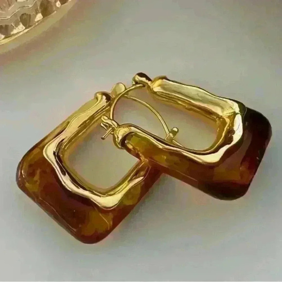 - Elegant And Luxurious U-Shaped Hoop Earrings - Picture 4 of 5